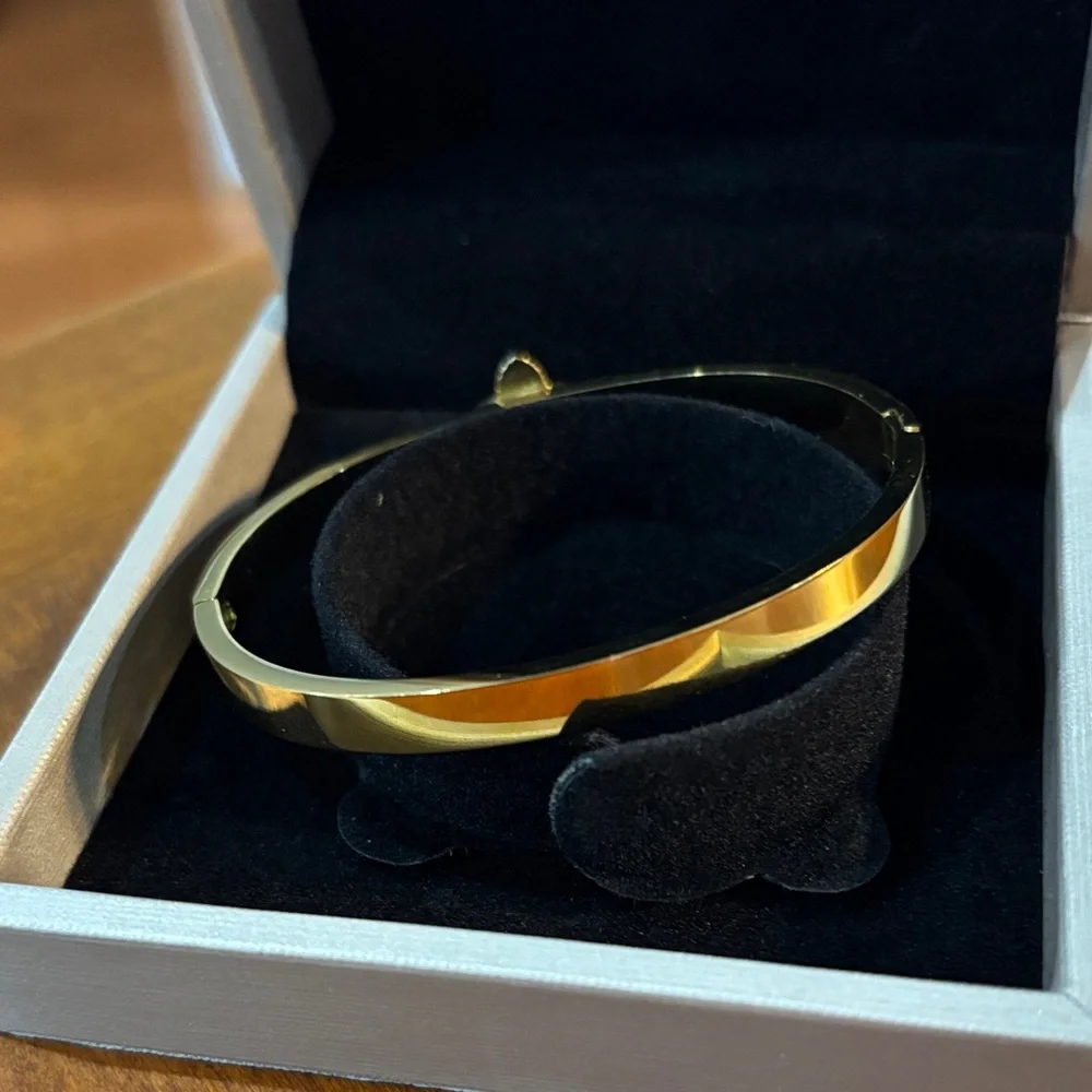 Gold Bracelet with Floral Design - Picture 2 of 4